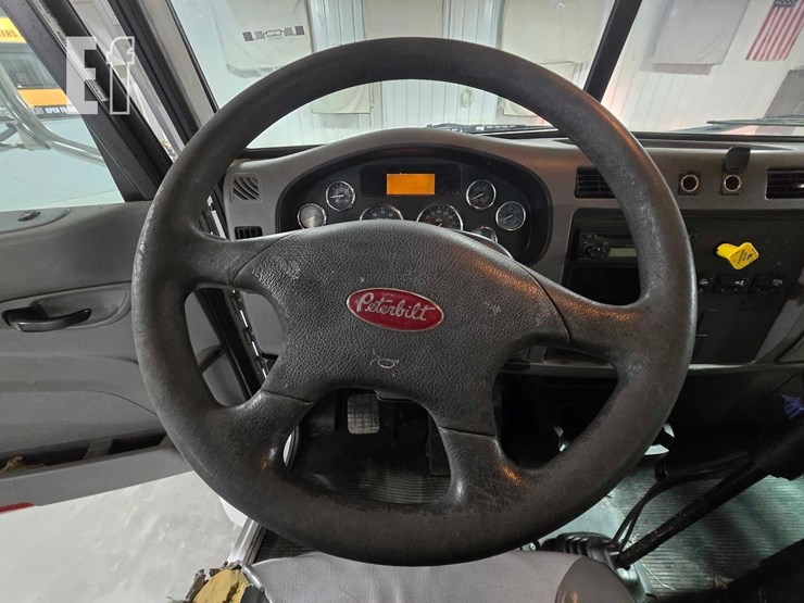 2013-peterbilt-348-image-10