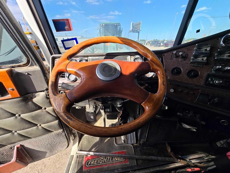 2001-freightliner-fld120-image-11
