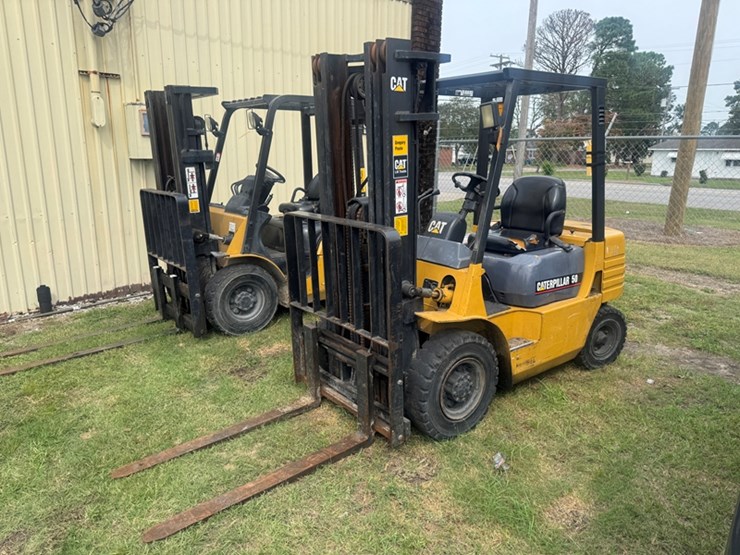 cat-dp25-diesel-forklift---semi-pneumatic-tire---3-stage-mast-3,101-hours-showing-image-1