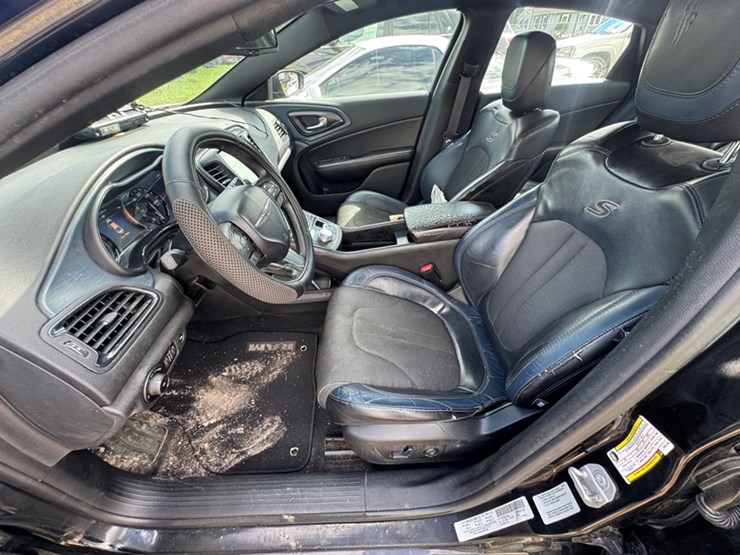 2015-chrysler-200s-sedan-2.4l-4-cylinder---automatic-transmission-273,635-miles-showing-image-5