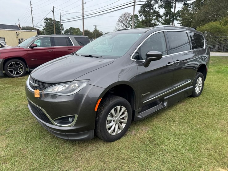 2019-chrysler-pacifica-touring-l-minivan---4d-braunability-wheelchair-access---14,073-miles-showing-image-1