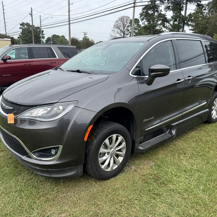2019 CHRYSLER PACIFICA TOURING L MINIVAN - 4D BRAUNABILITY WHEELCHAIR ACCESS - 14,073 MILES SHOWING