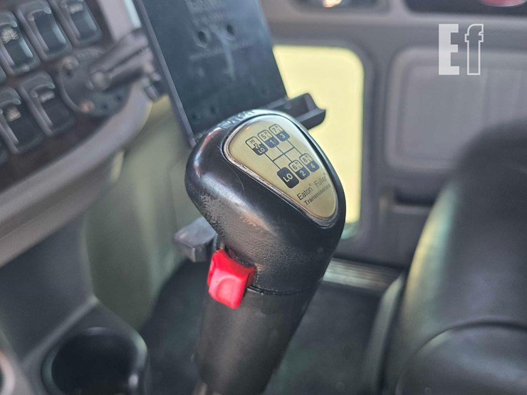 2014-peterbilt-388-image-17