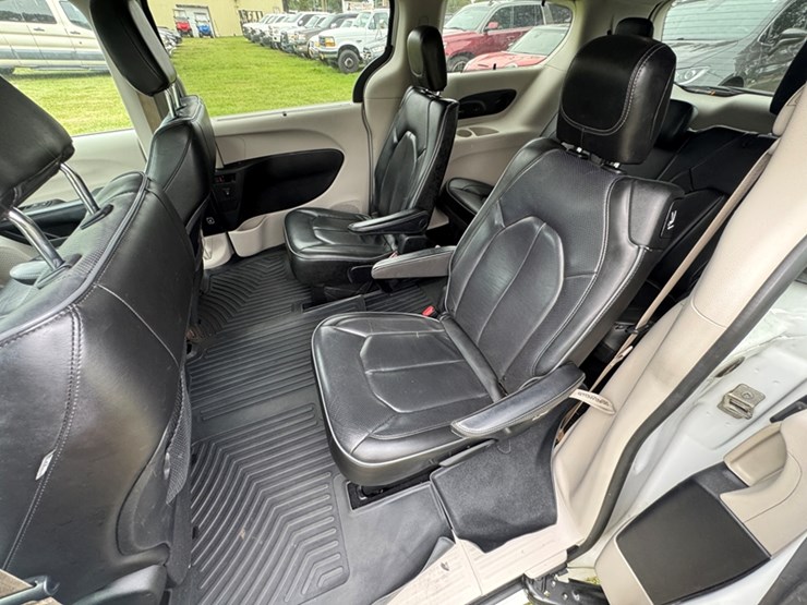 2020-chrysler-pacifica-limited-minivan-4d-3.6l-v6---automatic-transmission---167,488-miles-showing-image-6