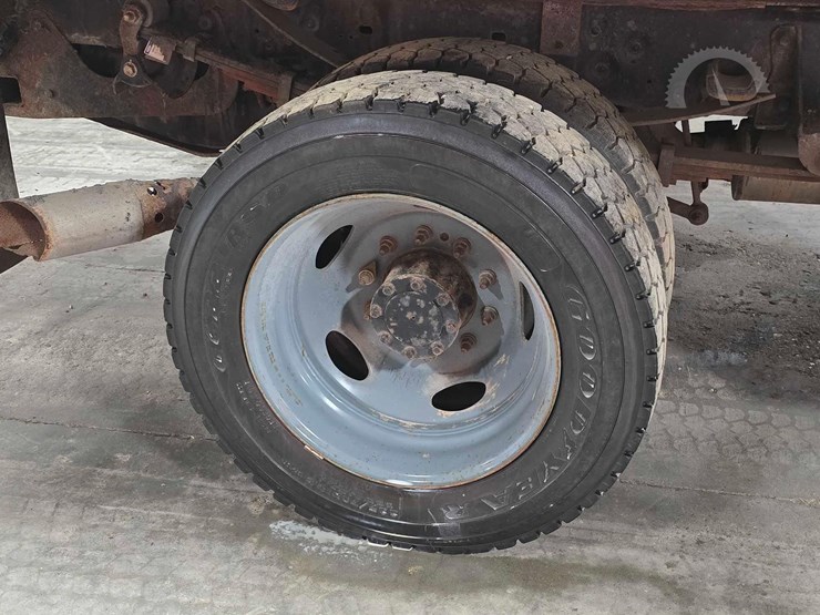 2010-ford-f550-image-21
