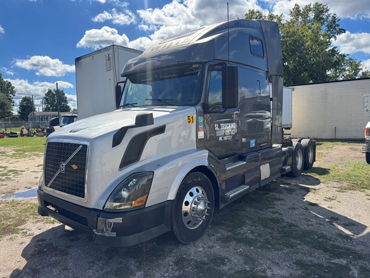 2006-volvo-vnl-sleeper-cab-road-tractor-cummins-isx---13-speed-manual-trans-1,304,857-miles-showing-image-1