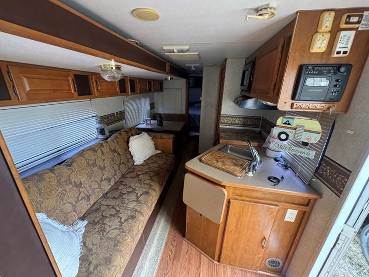 2004-prowler-lynx-28'-tag-along-travel-trailer-(salvage-title)---1ec2y302744000168-image-7