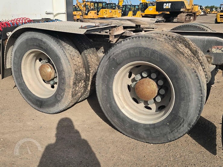 2001-freightliner-fld120-image-21