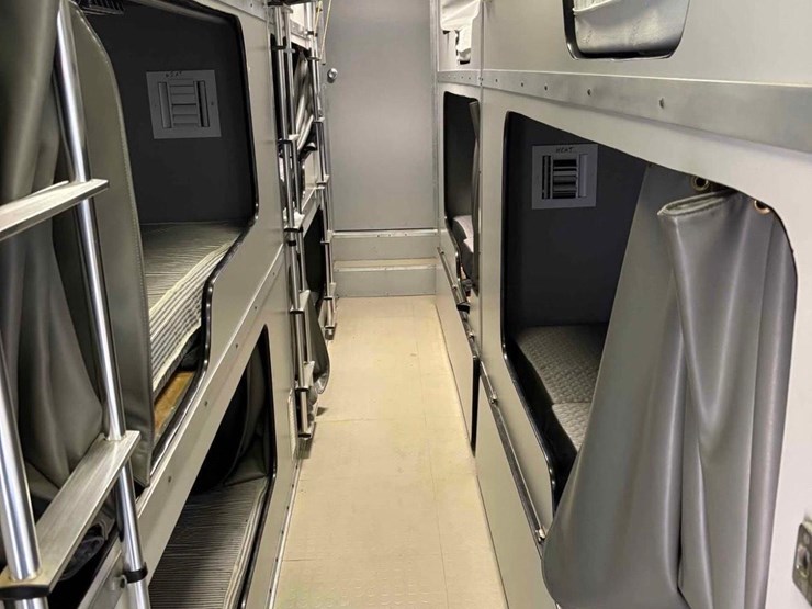 2004-freightliner-bunk-truck/motorhome-image-5