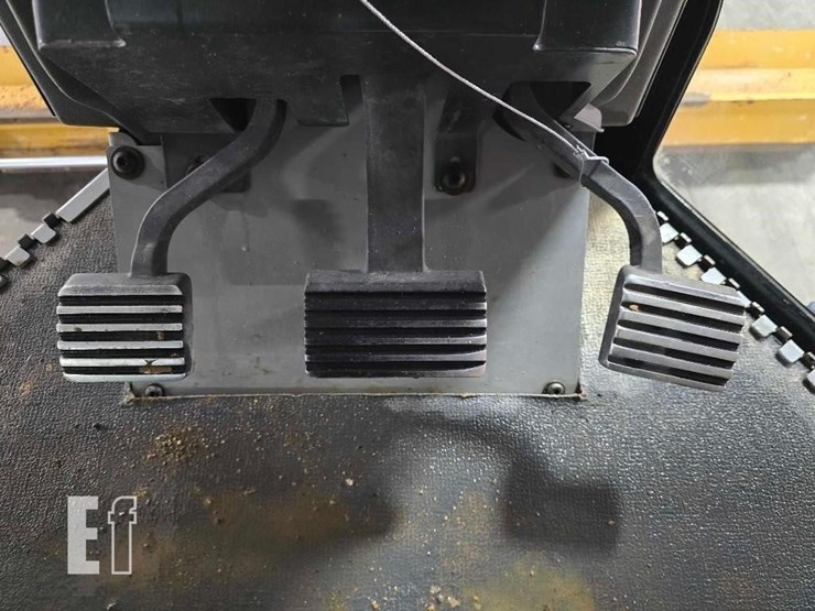 2011-caterpillar-140m2-image-17