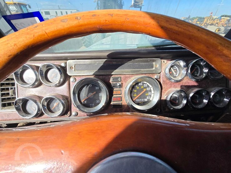 2001-freightliner-fld120-image-10