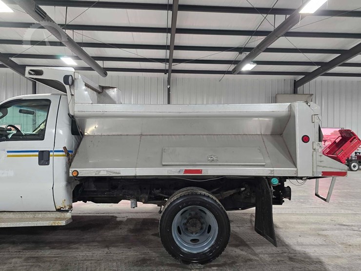 2010-ford-f550-image-16