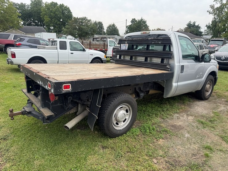 2015-ford-f250-xl-regular-cab-cab-&-chassis-flatbed-6.2l-v8-gas---54,135-miles-showing-image-3