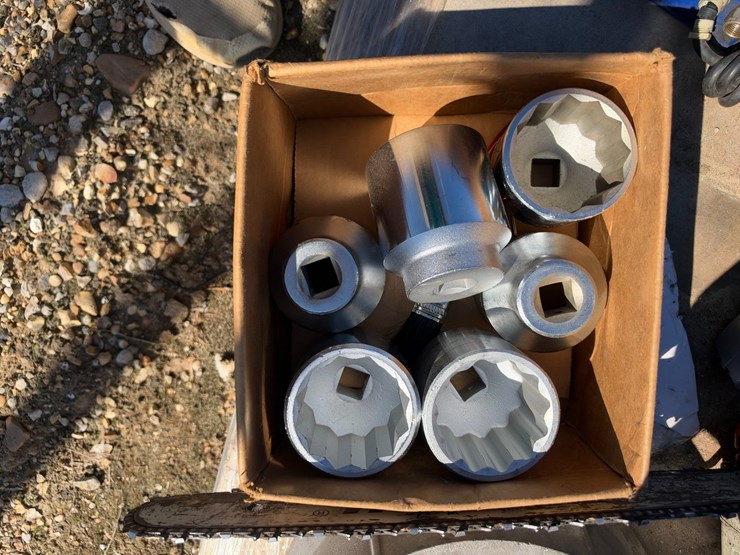 #41617-•-miscellaneous-utility-tools-and-boat-motor-image-3