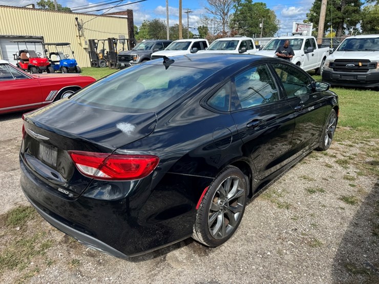 2015-chrysler-200s-sedan-2.4l-4-cylinder---automatic-transmission-273,635-miles-showing-image-3