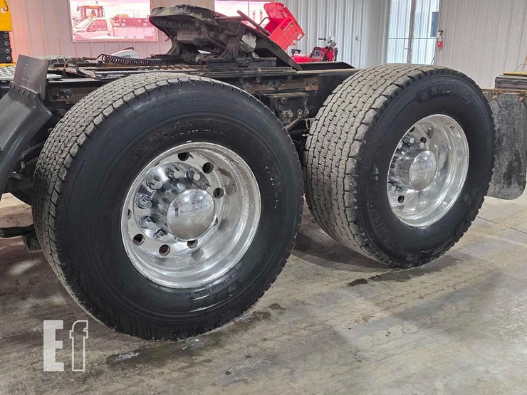 2012-kenworth-t800-image-18