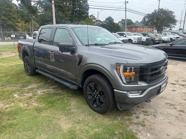 2023-ford-f-150-crew-cab-xlt-powerboost-4wd-3.5l-twin-turbo-v6-hybrid-–-54,300-miles-showing-image-2