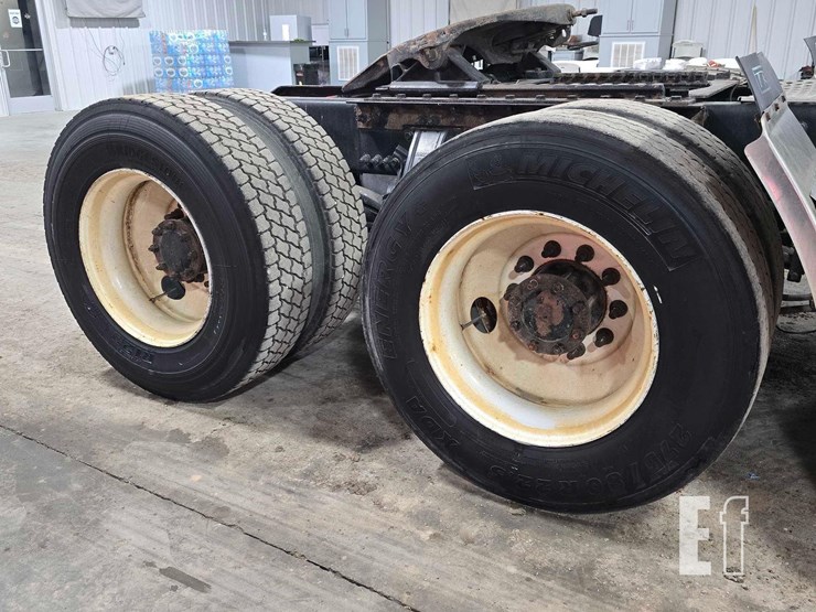 2015-kenworth-t680-image-23