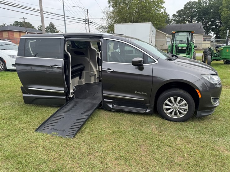 2019-chrysler-pacifica-touring-l-minivan---4d-braunability-wheelchair-access---14,073-miles-showing-image-5