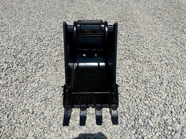 18"-x-change-bucket-for-a-bobcat-excavator-image-2