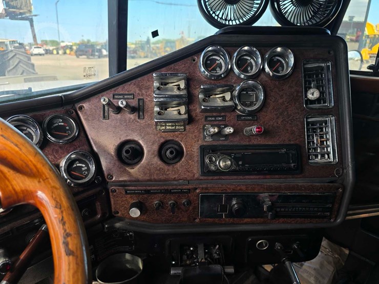 2001-freightliner-fld120-image-13
