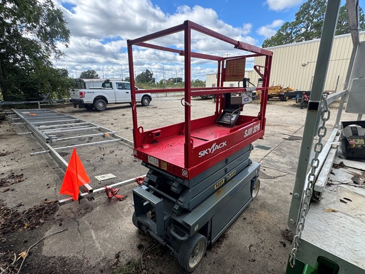 skyjack-sjiii-3219-25'-scissor-lift---322-hours-showing---old-batteries-will-not-charge-image-3