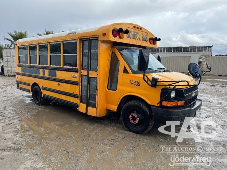 2010-chevrolet-express-3500-image-2