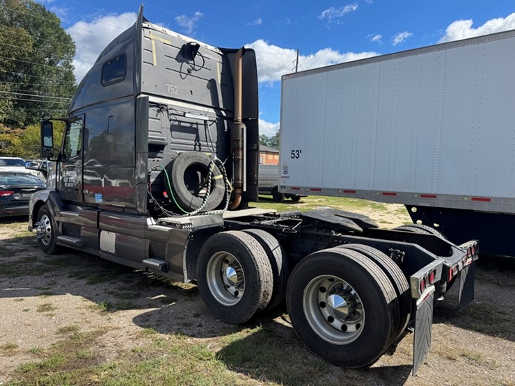 2006-volvo-vnl-sleeper-cab-road-tractor-cummins-isx---13-speed-manual-trans-1,304,857-miles-showing-image-4