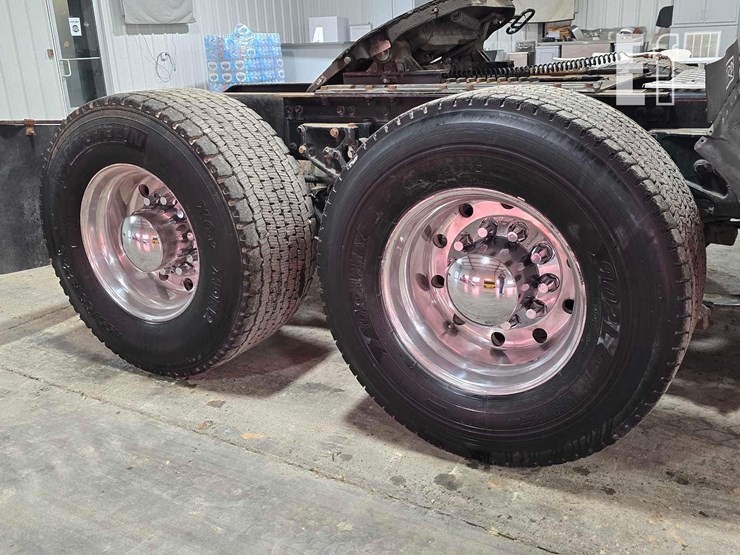 2012-kenworth-t800-image-21