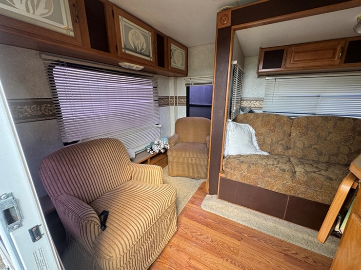 2004-prowler-lynx-28'-tag-along-travel-trailer-(salvage-title)---1ec2y302744000168-image-6
