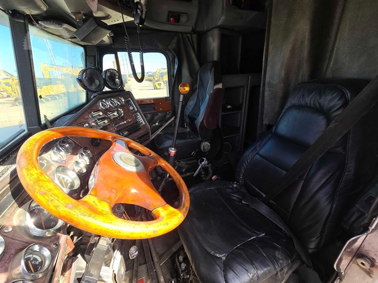 2001-freightliner-fld120-image-9