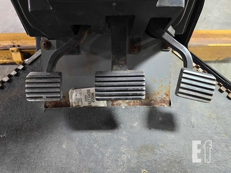 2010-caterpillar-120m-awd-image-15