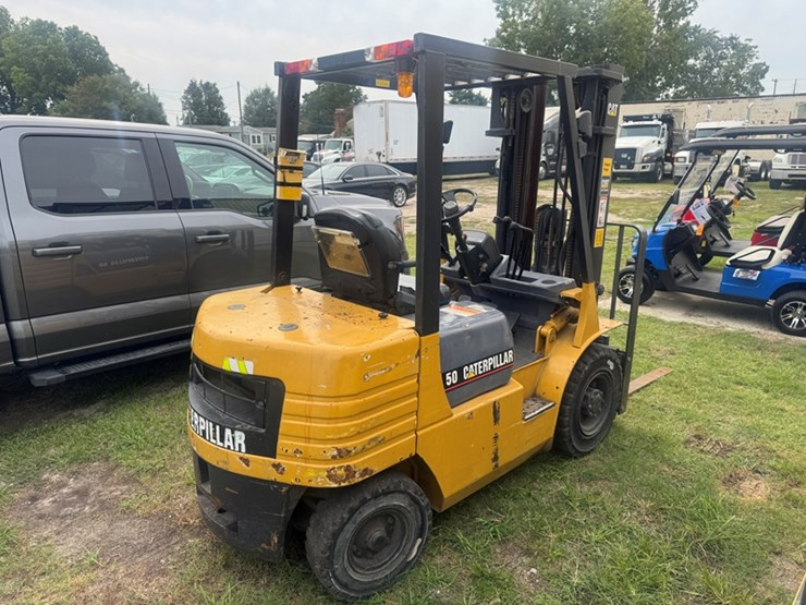 cat-dp25-diesel-forklift---semi-pneumatic-tire---3-stage-mast-3,101-hours-showing-image-3