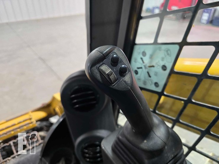 2021-caterpillar-299d3-image-17