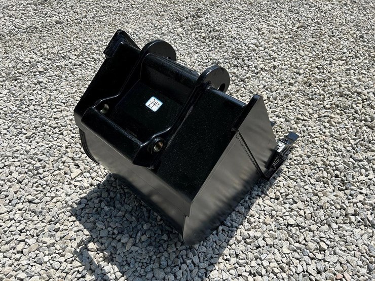 24"-x-change-bucket-for-a-bobcat-excavator-image-5