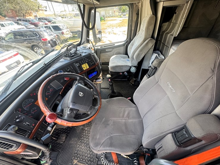 2006-volvo-vnl-sleeper-cab-road-tractor-cummins-isx---13-speed-manual-trans-1,304,857-miles-showing-image-5