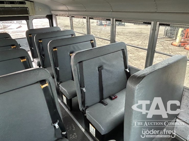 2010-chevrolet-express-3500-image-15