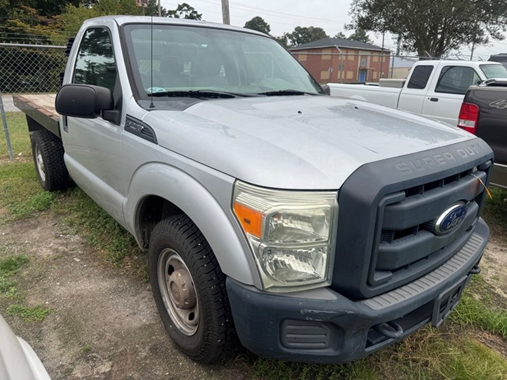 2015-ford-f250-xl-regular-cab-cab-&-chassis-flatbed-6.2l-v8-gas---54,135-miles-showing-image-2