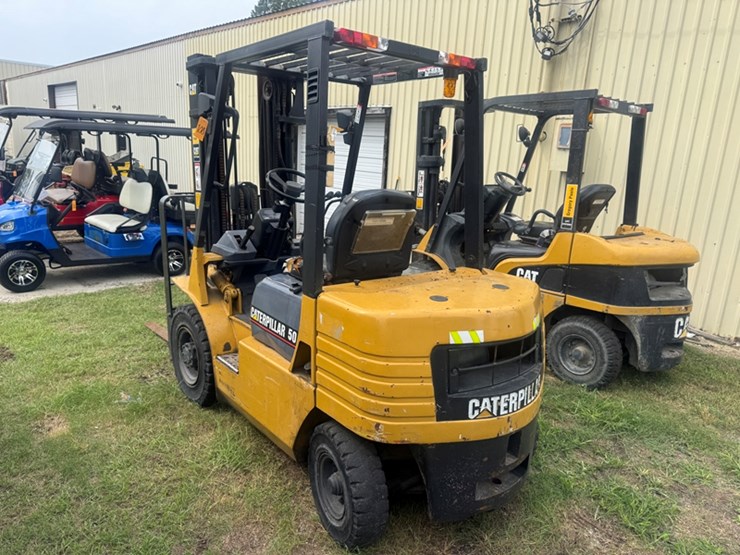 cat-dp25-diesel-forklift---semi-pneumatic-tire---3-stage-mast-3,101-hours-showing-image-4