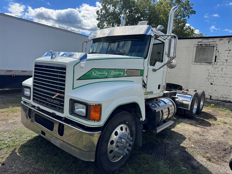 2013-mack-chu613-day-cab-semi-w/-wet-kit-445-hp-mack-mp8---13-spd-manual-trans-294,630-miles-showing-image-1