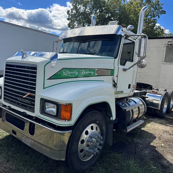 2013 MACK CHU613 DAY CAB SEMI W/ WET KIT 445 HP MACK MP8 - 13 SPD MANUAL TRANS 294,630 MILES SHOWING