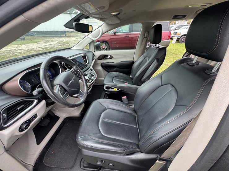 2019-chrysler-pacifica-touring-l-minivan---4d-braunability-wheelchair-access---14,073-miles-showing-image-6