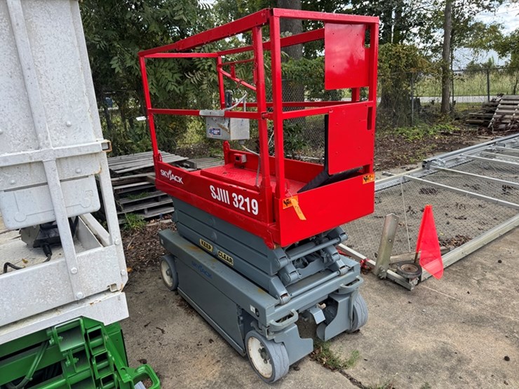 skyjack-sjiii-3219-25'-scissor-lift---322-hours-showing---old-batteries-will-not-charge-image-2