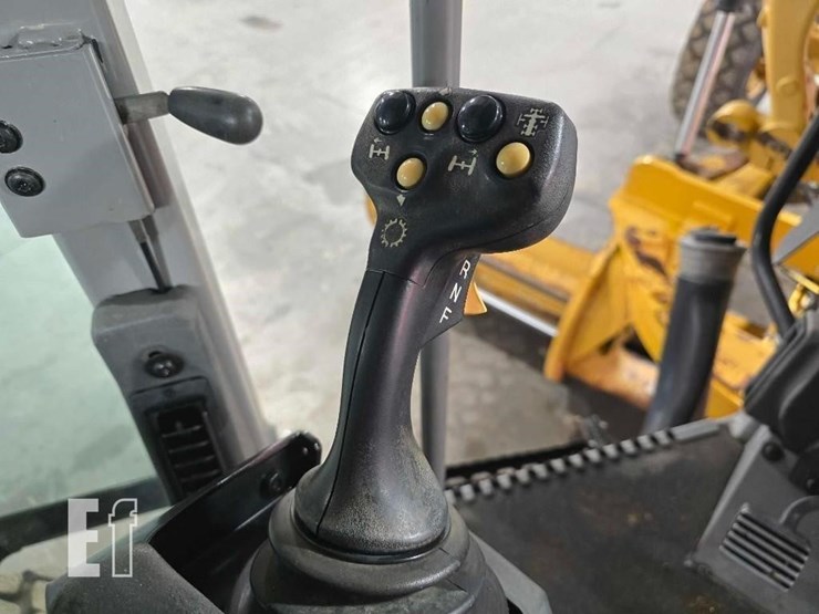 2011-caterpillar-140m2-image-19