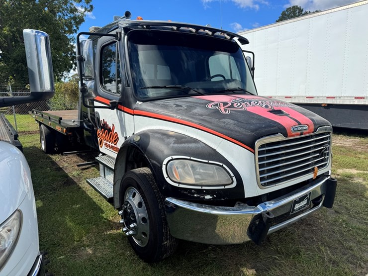 2023-freightliner-m2-medium-duty-flatbed-rollback-detroit-dd8-diesel---199,523-miles-showing-image-11