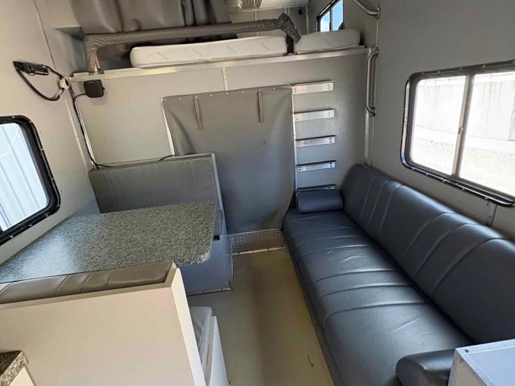 2004-freightliner-bunk-truck/motorhome-image-3