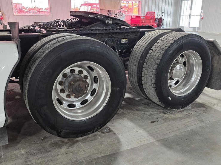2020-kenworth-t680-image-23