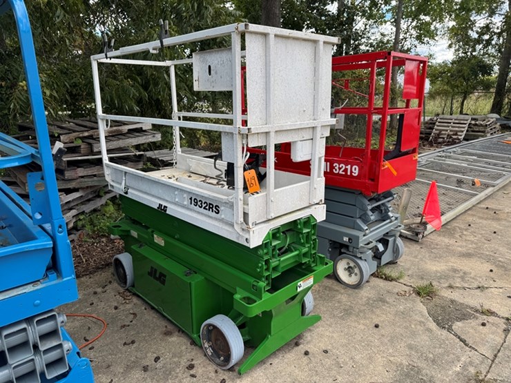jlg-1932rs-26'-scissor-lift-390-hours-showing---old-batteries-will-not-charge-image-2