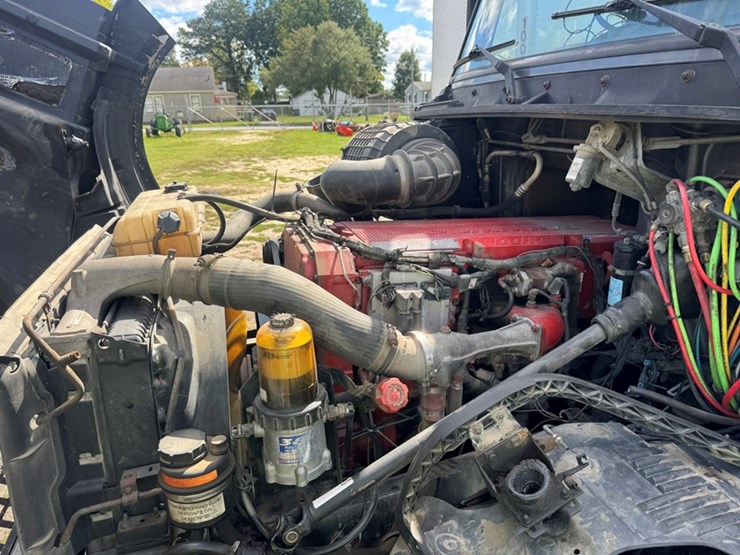 2006-volvo-vnl-sleeper-cab-road-tractor-cummins-isx---13-speed-manual-trans-1,304,857-miles-showing-image-7