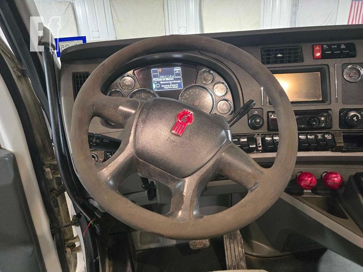 2015-kenworth-t680-image-10